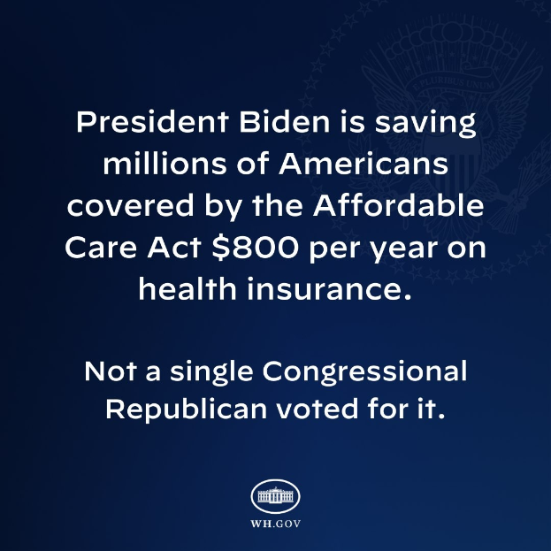 Blauer Hintergrund mit weißer Schrift und Logo, das besagt "Präsident Biden spart Millionen von Amerikanern, die durch das Affordable Care Act versichert sind, jährlich $800 bei der Krankenversicherung."