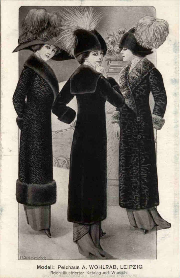 Drei Frauen in schwarzen Mänteln und Hüten stehen nebeneinander mit einer Blumenvase im Hintergrund auf einem Schwarz-Weiß-Bild mit der Beschriftung "Fashions of the 1920s".