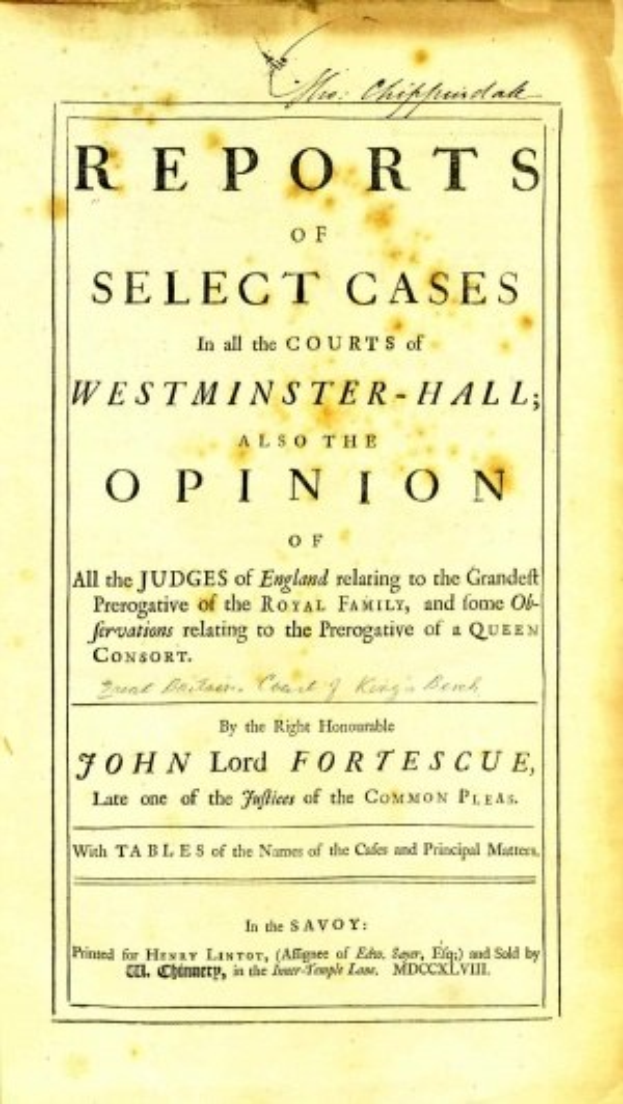 Altes Buch mit dem Titel "Berichte über ausgewählte Fälle in den Gerichten von Westminster-Hall sowie die Meinung von John Lord Fortescue" geöffnet auf einer Seite mit schwarzem Text.