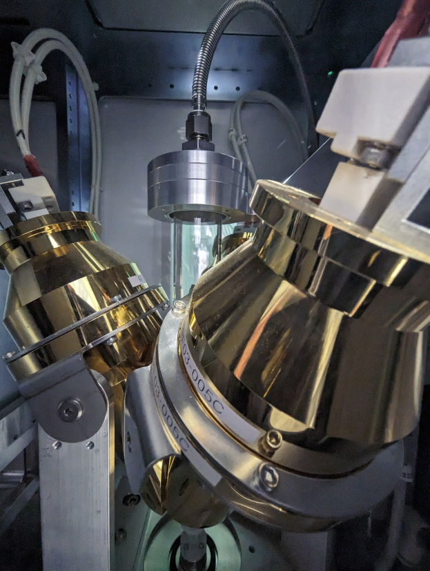 CNC-Fräsmaschine bei der Bearbeitung eines Metallobjekts in einer Fabrik, mit angebrachten Werkzeugen und Komponenten.
