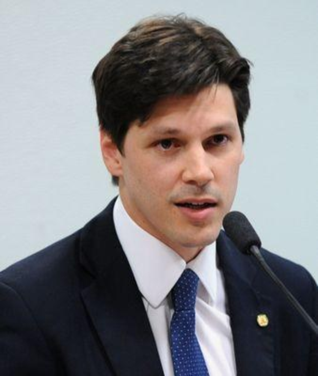 Ein Mann im Anzug und Krawatte spricht vor einer Wand in ein Mikrofon, wahrscheinlich in Reaktion auf die Nachricht über einen Gesetzentwurf zur Abschaffung des Internets.