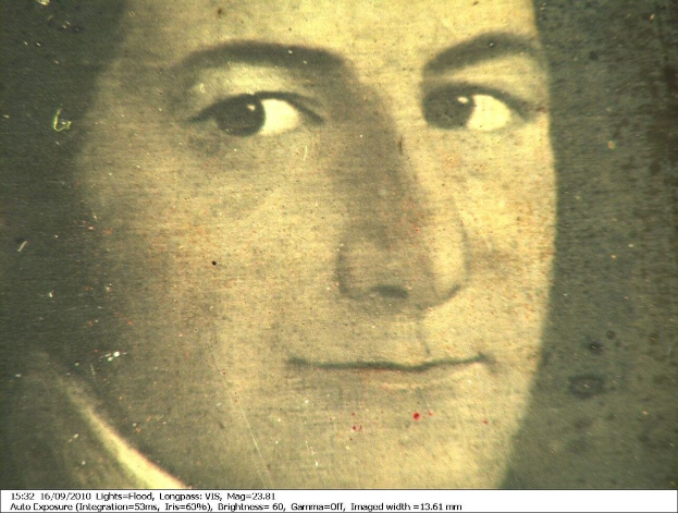 Schwarzes und weißes Porträt einer Frau mit ernstem Gesichtsausdruck, direktem Blick, zurückgekämmtem Haar und leichtem Lächeln, mit Text unten.