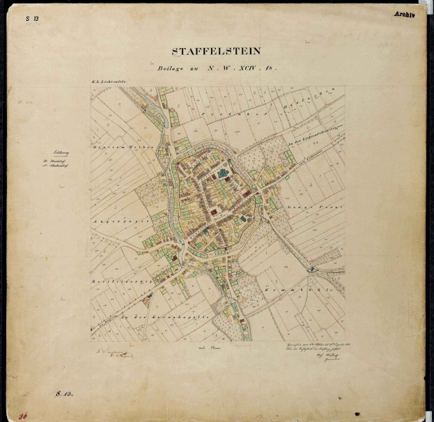 Ein altes Stadtplan von Staffelstein, Deutschland, auf einem schwarzen Hintergrund, der Straßen, Gebäude und Sehenswürdigkeiten zeigt.