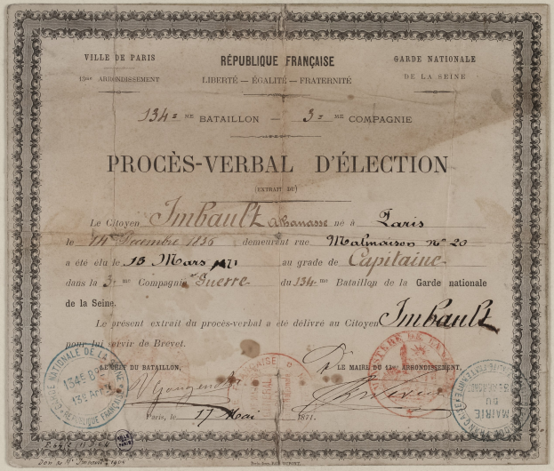 Altes Dokument mit zwei Stempeln, das einem handgeschriebenen Wahlzettel ähnelt.