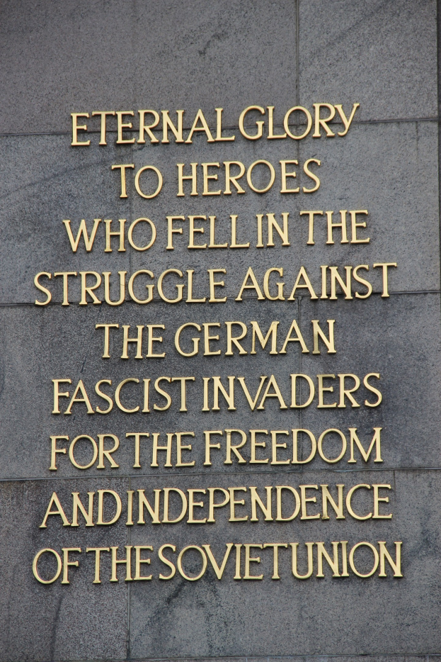 Steinwand mit eingraviertem Text, der sowjetische Helden ehrt, die gegen die deutschen Faschisten kämpften.