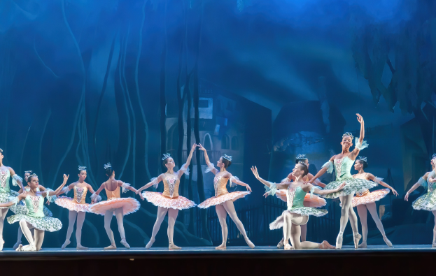 "Theater of Estrada Song" des Zentrums für Ästhetische Erziehung von Kindern der Nizhny Novgorod-Region wird vor Beginn der "Nussknacker"-Vorstellung im Nizhny Novgorod TYUZ am 1. Juni auftreten"