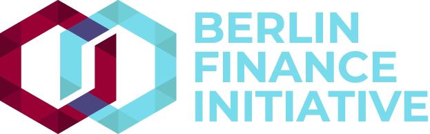 Logo der Berliner Finanzinitiative: blauer Kreis mit weißer Umrandung und "B" in der Mitte, umgeben von einem weißen Ring mit blau-weißem Karomuster, alles auf einem weißen Hintergrund mit "Berlin Finance Initiative" in fetter schwarzer Schrift.