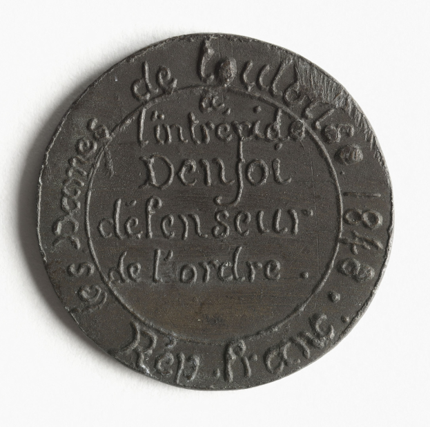 Schwarze Münze mit weißem Hintergrund, beschriftet mit Text, wahrscheinlich ein Token.