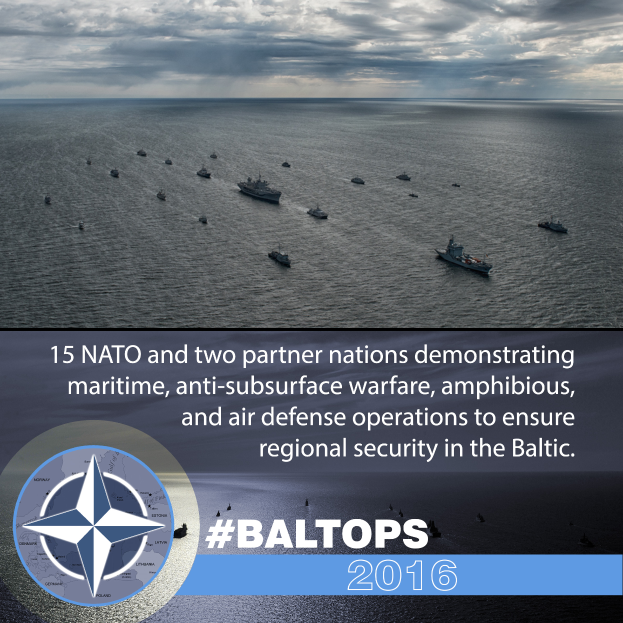 Eine Gruppe von Schiffen auf dem Wasser mit einem bewölkten Himmel im Hintergrund und einem Text am unteren Rand, der '15 NATO und zwei Partnerländer maritime, anti-unterwasserkriegsführende, amphibische und Luftverteidigungsoperationen durchführen, um die regionale Sicherheit im Baltikum zu gewährleisten' neben einem Logo anzeigt.