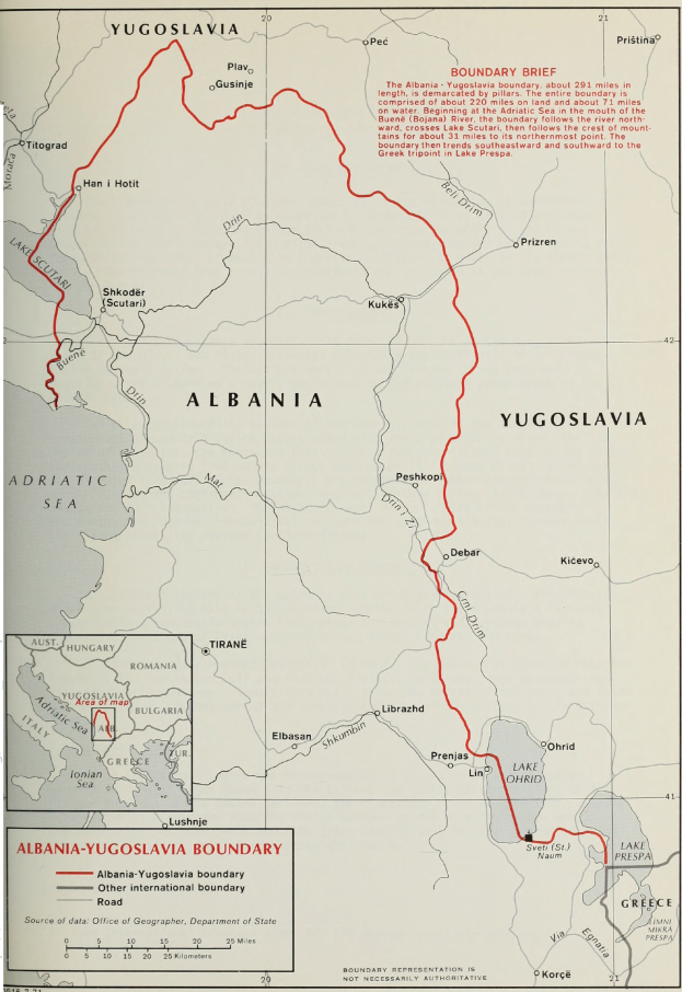 Detailierte Landkartenposter von Albanien und Jugoslawien mit Grenzen, Städten, Flüssen und geografischen Merkmalen sowie zusätzlicher Textinformation.