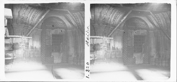 Ein Schwarz-Weiß-Foto eines alten Gebäudes mit Bögen, Fenstern und Wänden, das als Synagoge identifiziert wird.