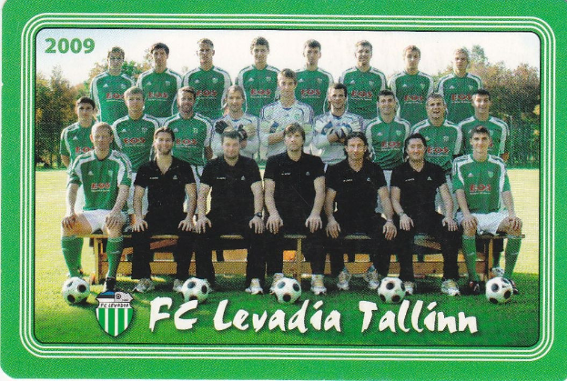 Ein Plakat mit der FC Levadia Tallinn Mannschaft, im Vordergrund eine Gruppe von Menschen umgeben von Fußballs, Bäumen und einem klaren blauen Himmel im Hintergrund und Text mit einem Logo unten.