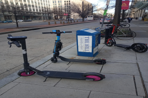 Freiburg: Taschendiebe auf Roller klauen Taschen aus Fahrradkörben