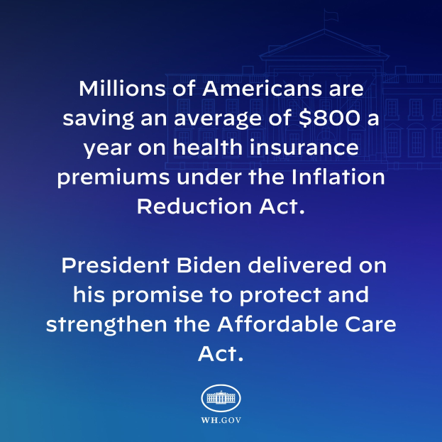 Blauer Hintergrund mit wei├čer Schrift, die 'Millionen von Amerikanern sparen durchschnittlich 800 USD pro Jahr an Krankenversicherungspr├Ąmien unter dem Inflation Reduction Act' und ein Logo in der Mitte.