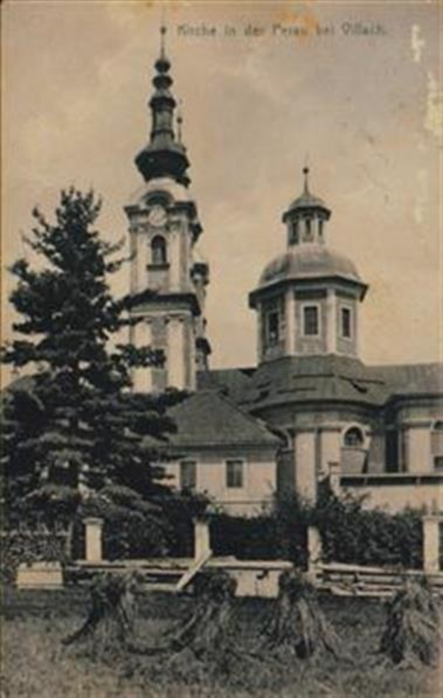 Ein altes Schwarz-Weiß-Foto einer Kirche mit einem Glockenturm, umgeben von Bäumen, Pflanzen und Gras, mit einem klaren Himmel im Hintergrund. Oben auf dem Bild steht der Text "München in der Prässel-holz".