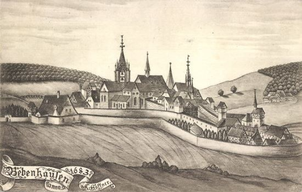 Schwarze und weiße Zeichnung einer Stadt mit einer zentralen Burg, umgeben von Häusern, Bäumen, Hügeln und einem Himmel, beschriftet mit "Bayerisch" unten.