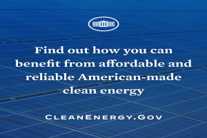 Plakat mit einem blauen Kreis-Logo, das einen weißen Stern und weißen Text enthält, der "Erfahren Sie, wie Sie von erschwinglicher und zuverlässiger amerikanischer Clean-Energy profitieren können" auf einem hellblauen Hintergrund zeigt.