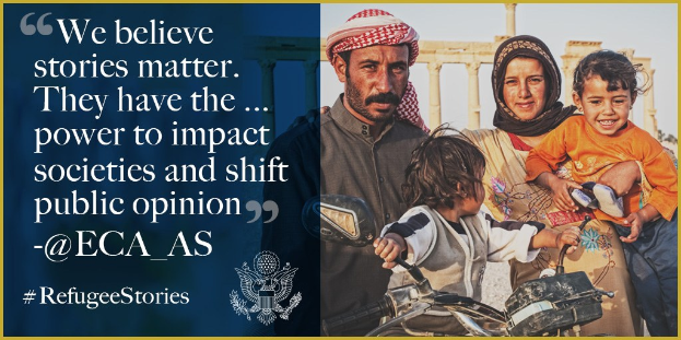 Plakat mit vier lächelnden Personen auf der rechten Seite und Text auf der linken Seite, der "Wir glauben, dass Geschichten wichtig sind, sie haben die Kraft, Gesellschaften zu beeinflussen und öffentliche Meinung zu verschieben @ECA AS" lautet.