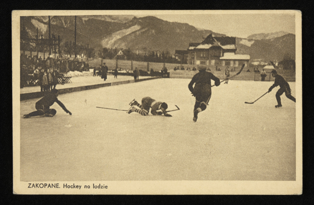 Schwarzes und weißes Foto von Menschen, die Hockey auf einem Eisstadion spielen, mit Gebäuden, Bäumen, Pfählen und Bergen im Hintergrund, mit Text unten.