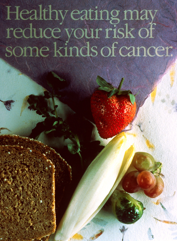 Plakat mit dem Text "Gesunde Ernährung kann Ihr Risiko für bestimmte Krebsarten verringern" neben Bildern von Brot, Erdbeeren und Trauben.