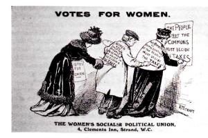 Drei Frauen in traditioneller Kleidung halten ein Papier mit der Aufschrift "Stimmrecht für Frauen: Die Women's Social & Political Union" gegen einen hellblauen Himmel mit weißen Wolken.