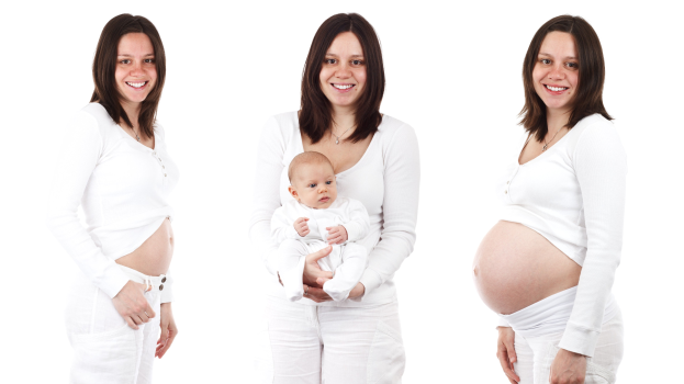 Drei schwangere Frauen stehen lachend da, eine hält ein Baby, vor einem hellen Hintergrund.