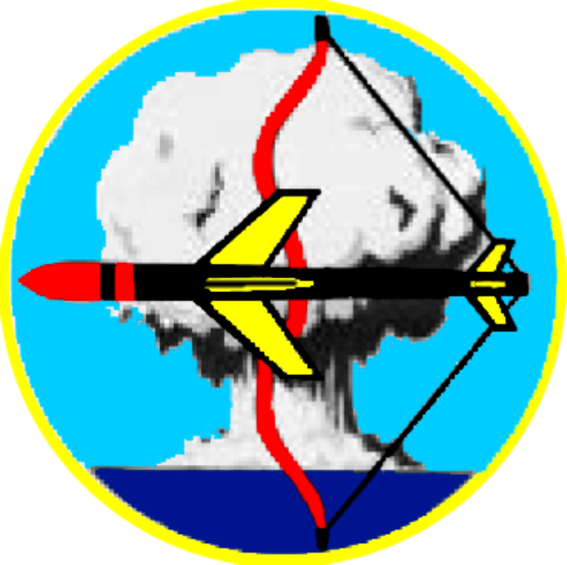 Ein Logo mit einer Rakete, die einer Atombombe ähnelt, in der Mitte, mit einem roten und gelben Pfeil, der darauf zeigt, vor einem weißen und blauen Hintergrund.