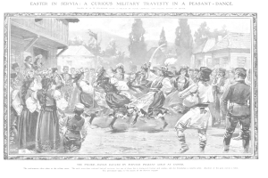 Schwarz-weißes Bild von tanzenden Menschen vor einer Menge, mit Häusern und Bäumen im Hintergrund und Text unten mit der Aufschrift "Ostern in Servia: Eine kuriose militärische Travestie in einem Bauerntanz."
