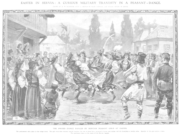 Schwarz-weißes Bild von tanzenden Menschen vor einer Menge, mit Häusern und Bäumen im Hintergrund und Text unten mit der Aufschrift "Ostern in Servia: Eine kuriose militärische Travestie in einem Bauerntanz."