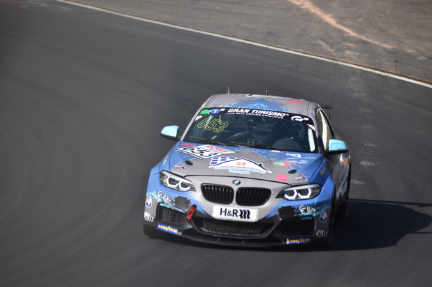 BMW M2 GT3 Rennauto auf einer Rennstrecke mit Text und Zahlen darauf.