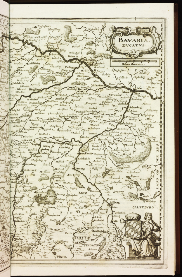 Ein aufgeschlagenes Buch mit einer detaillierten Karte von Bayern, auf der Städte, Gemeinden, Flüsse und andere geografische Merkmale eingezeichnet sind.