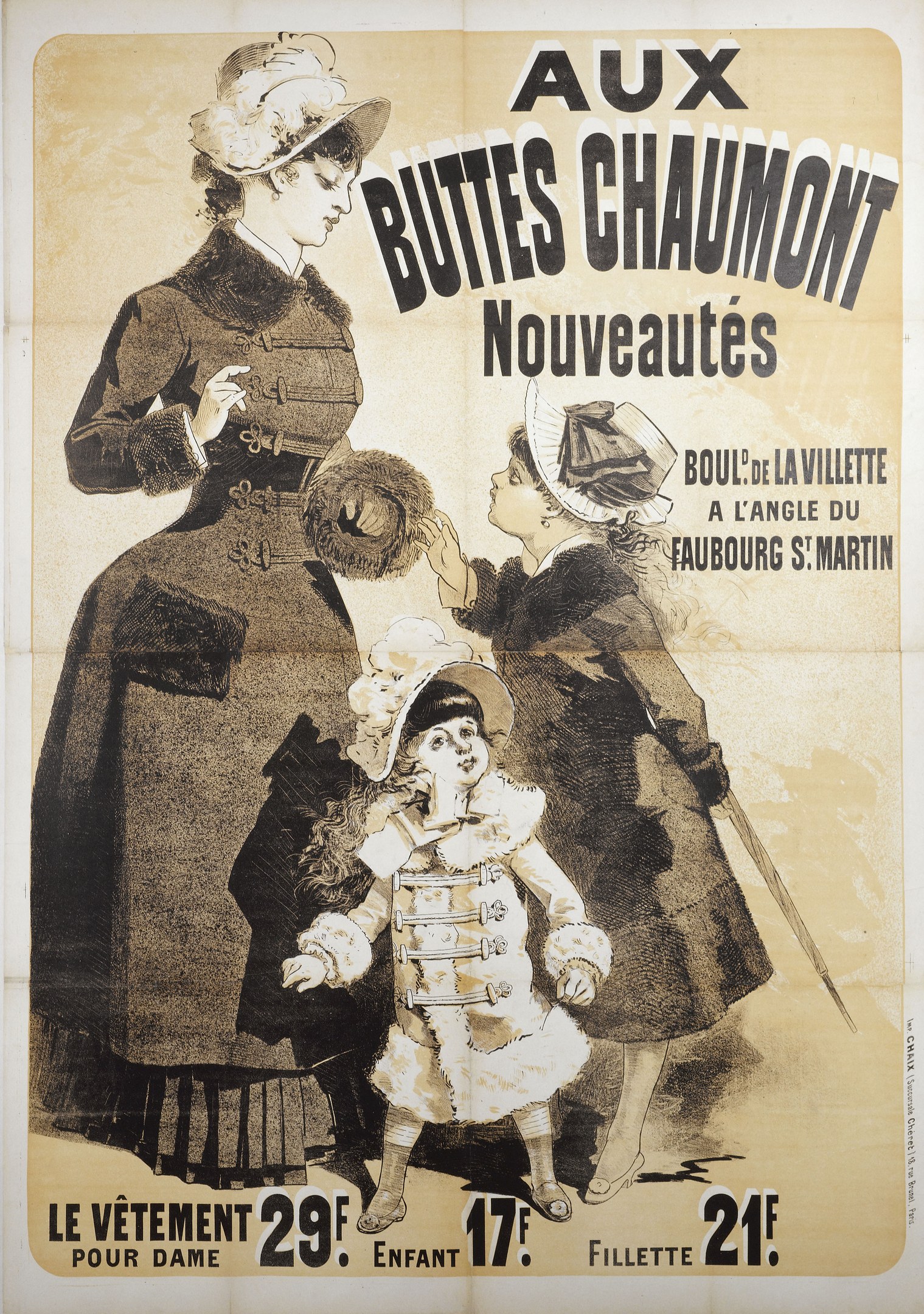 Ein Mode-Show-Plakat mit einer Frau in einem langen, hochgeschlossenen Kleid mit langen Ärmeln und einem Kind in einem passenden Kleid und Hut, die sich umarmen und in die Ferne blicken.