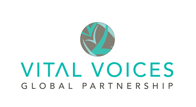 Ein Logo mit den Wörtern "Vital Voices Global Partnership" in fetter, schwarzer Schrift auf einem weißen Hintergrund, das einen blauen und weißen Kreis mit einer weißen Taube darin zeigt, die Frieden und Hoffnung symbolisiert, umgeben von einem schmalen schwarzen Rand.