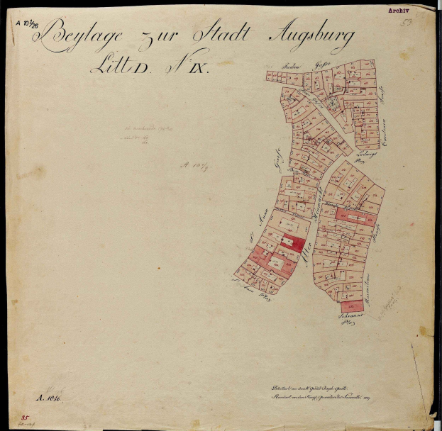 Ein altes Buch mit einer detaillierten historischen Karte von Augsburg, das Straßen, Gebäude und Sehenswürdigkeiten zeigt und von begleitendem Text ergänzt wird.