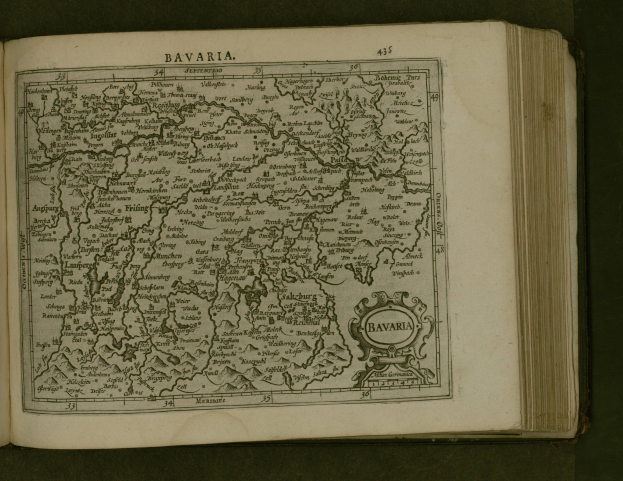 Offenes Buch mit einer detaillierten Karte von Bayern und begleitendem Text