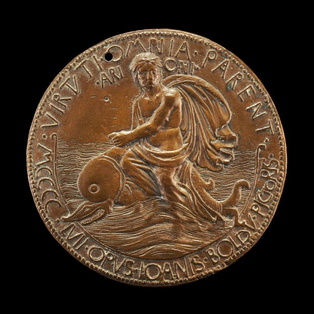 Eine Bronzemedaille mit einer Frau in einer anmutigen Pose mit ausgestreckten Armen und leicht geneigtem Kopf, auf der der Text "Medaille" eingraviert ist, vor einem schwarzen Hintergrund.