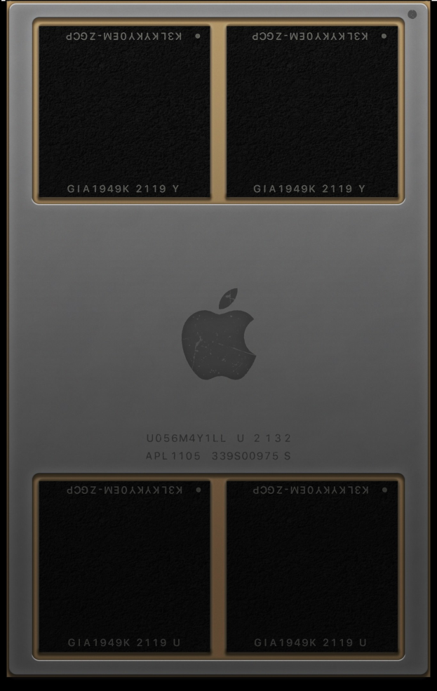 Ein Close-up eines Apple-Logos auf einem weißen Hintergrund mit einem Chip in der Mitte, der Text und Zahlen anzeigt.