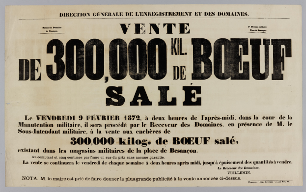 Anzeige für einen Rindfleischverkauf auf Papier, auf dem "Vente de 300,000 Kil Kil de Boeuf Sale" steht, an einer Wand angeheftet.