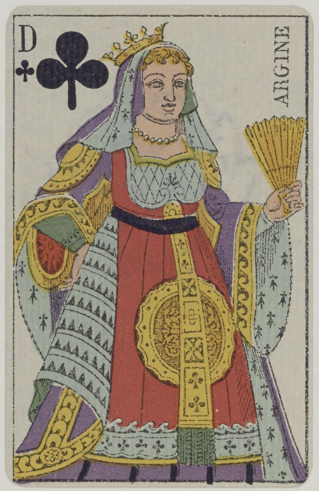 Eine majestätische Frau in einem roten Kleid mit einer Krone hält einen Blumenstrauß in ihrer rechten Hand und eine Queen of Clubs Spielkarte in ihrer linken Hand, verziert mit detaillierten Designs und dem Text 'Queen of Clubs' oben.