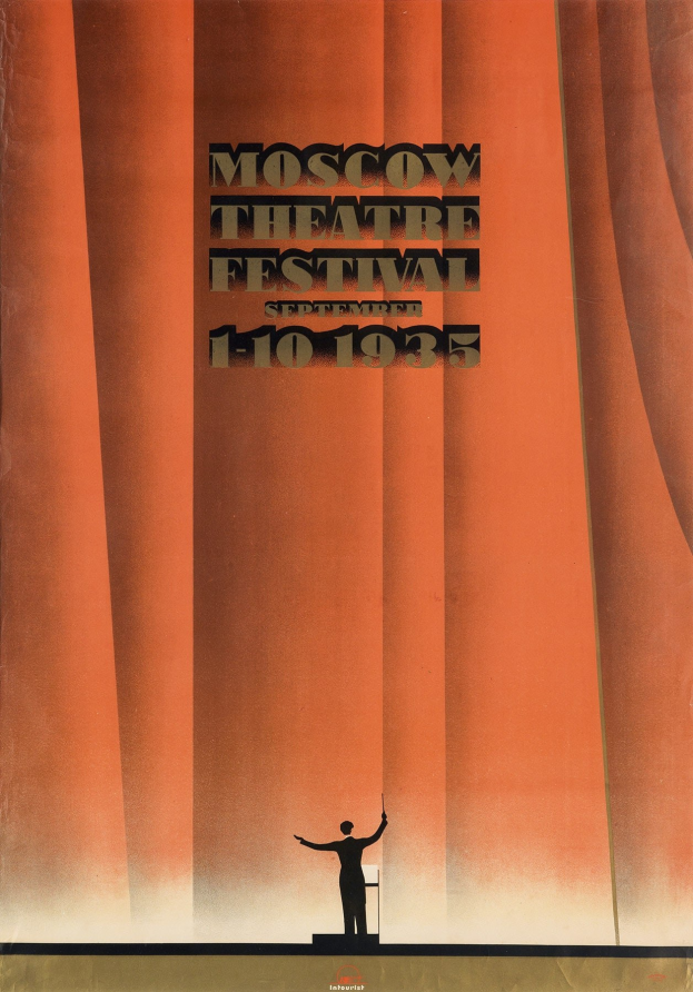 Plakat für das Moskauer Theaterfestival 1935 mit einer Person vor einem Vorhang und Text über das Ereignis