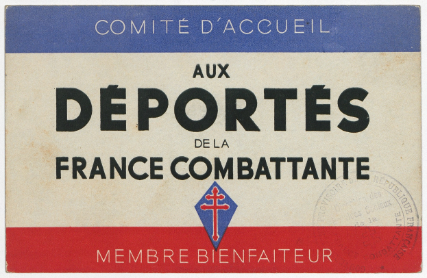 Ein alter französischer Reisepass mit der Aufschrift "Aux Sports de la France Combattante", einem Logo und einem Stempel.