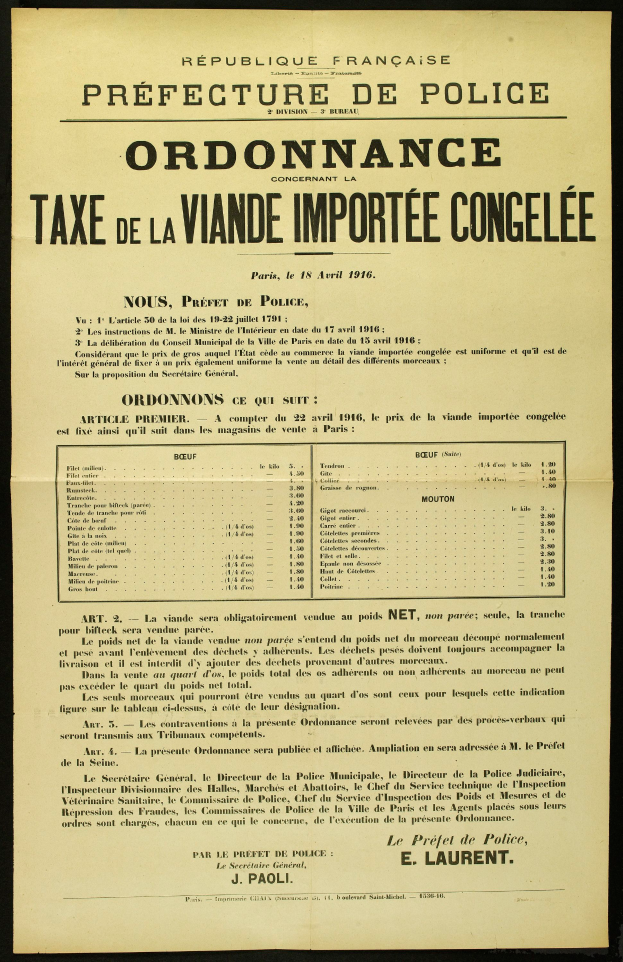 Ein altes, leicht zerknittertes Steuerformular mit weißem Text auf einem schwarzen Hintergrund, das Details wie Datum, Uhrzeit und Ort in einer sauberen, lesbaren Schriftart anzeigt.