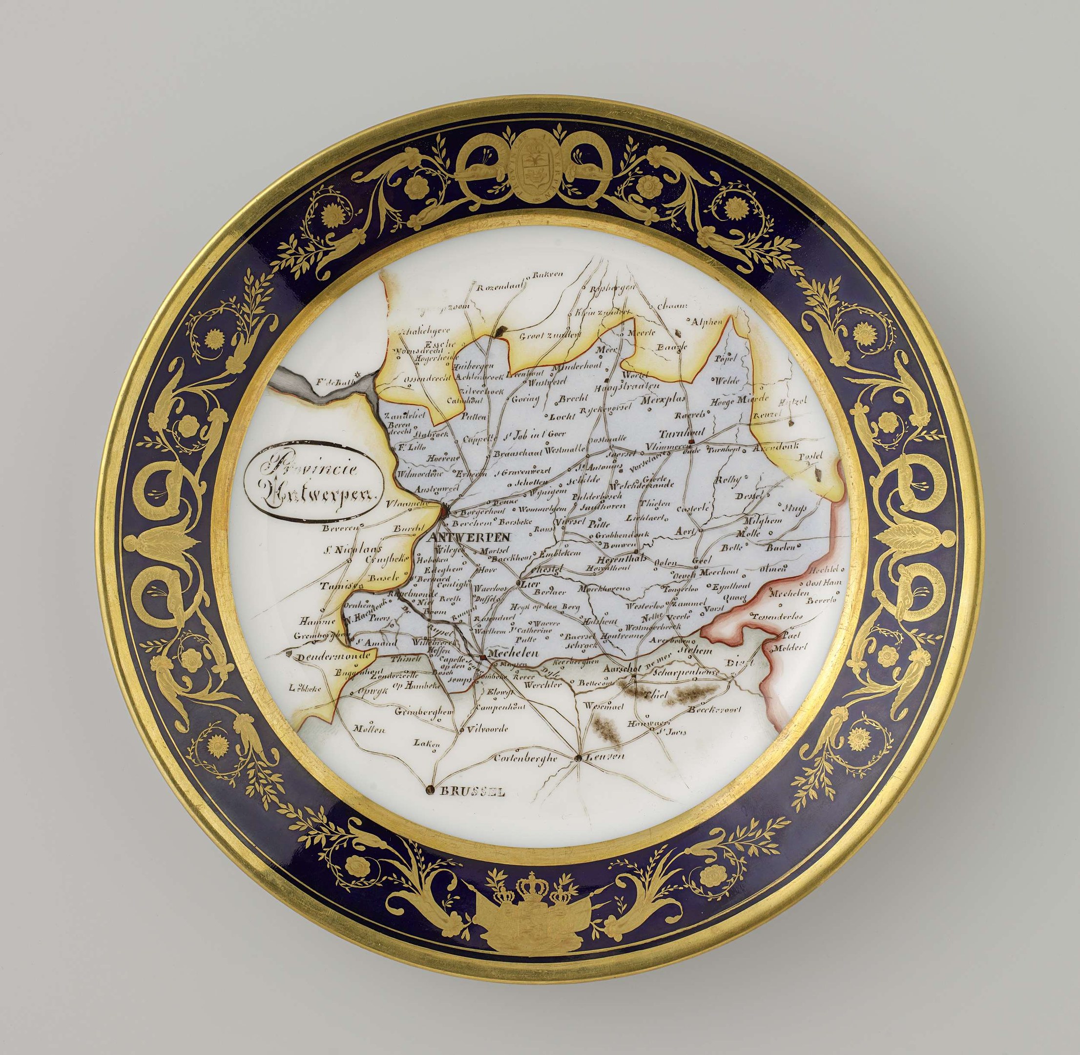 Ein dekoratives Kennzeichen mit einer detaillierten Deutschlandkarte, verziert mit aufwändigen Designs und Texten auf weißem Hintergrund.