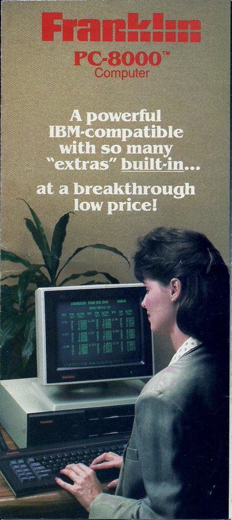 Eine Werbung mit einer Frau, die an einem Desktop-Computer arbeitet.