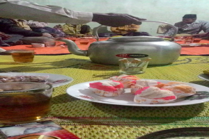 Ein spärlich besetzter Raum mit einem Tisch, der Teller, Gläser und Lebensmittel enthält.