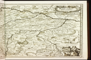 Ein aufgeschlagenes Buch mit einer detaillierten Karte von Bayern, auf der Städte, Ortschaften, Flüsse und andere geographische Merkmale bezeichnet sind.