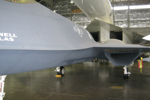 Ein großes Passagierflugzeug auf einer Landebahn.