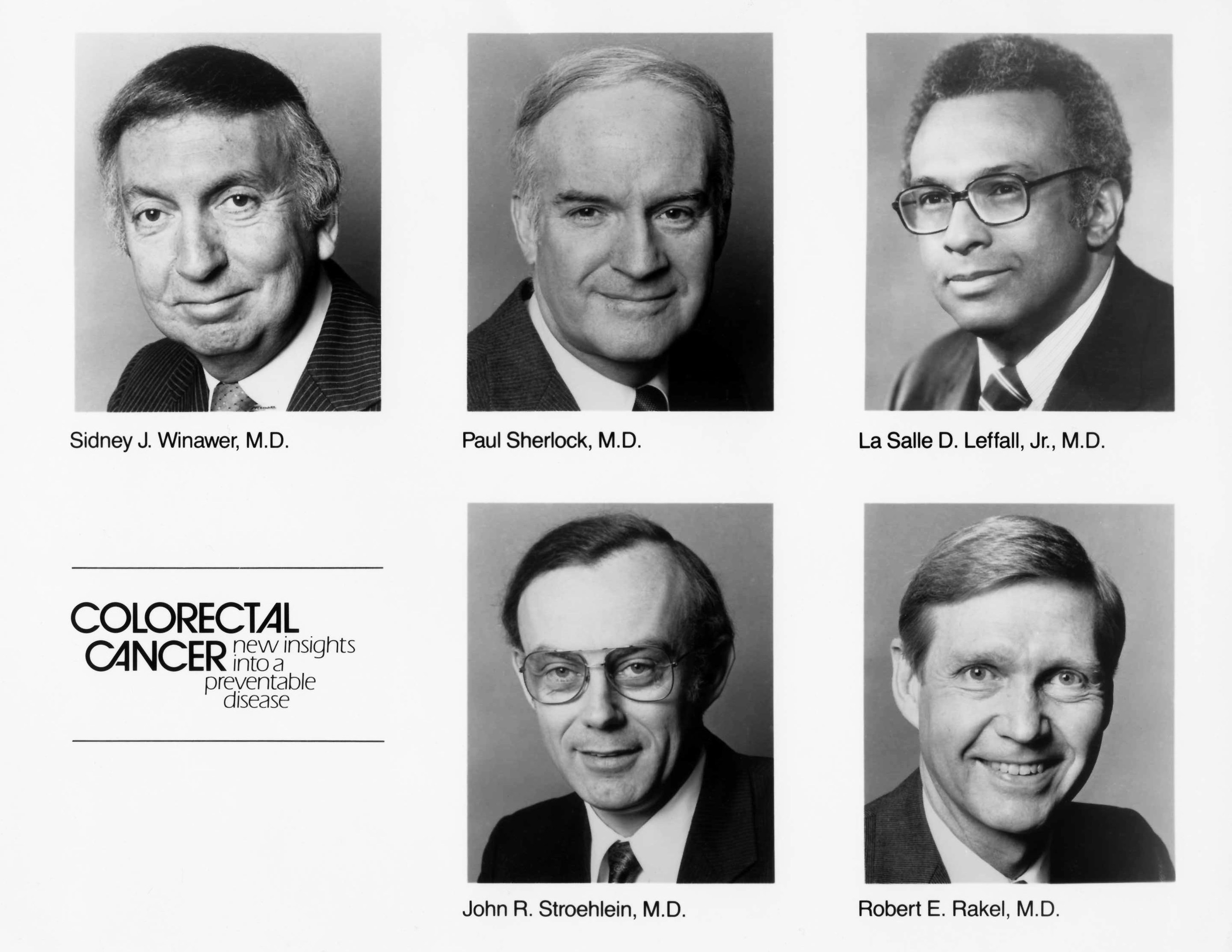 Schwarzes und weißes Foto von sechs Männern in Anzügen und Krawatten, jeder trägt eine Brille, posiert für ein Gruppenfoto unter dem Text "Darmkrebs: Neue Erkenntnisse über eine verhinderbare Krankheit."