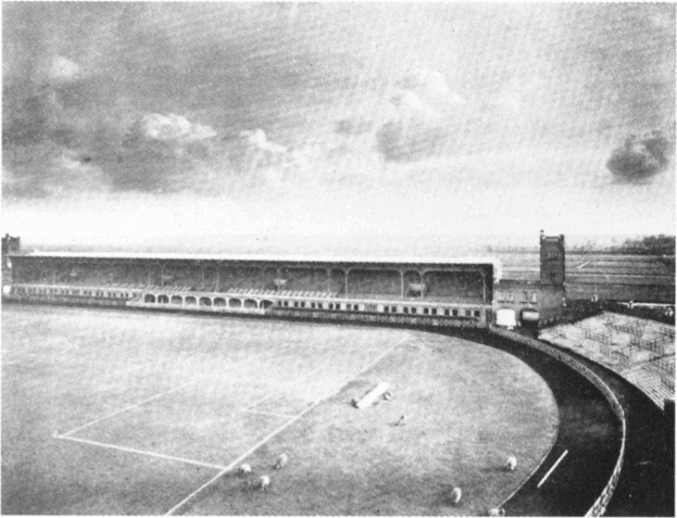 Schwarzes und weißes Foto eines Fußballfeldes mit einem Stadion, das von Bäumen und einem bewölkten Himmel umgeben ist und unten mit "Stoke City Football Club" beschriftet ist.