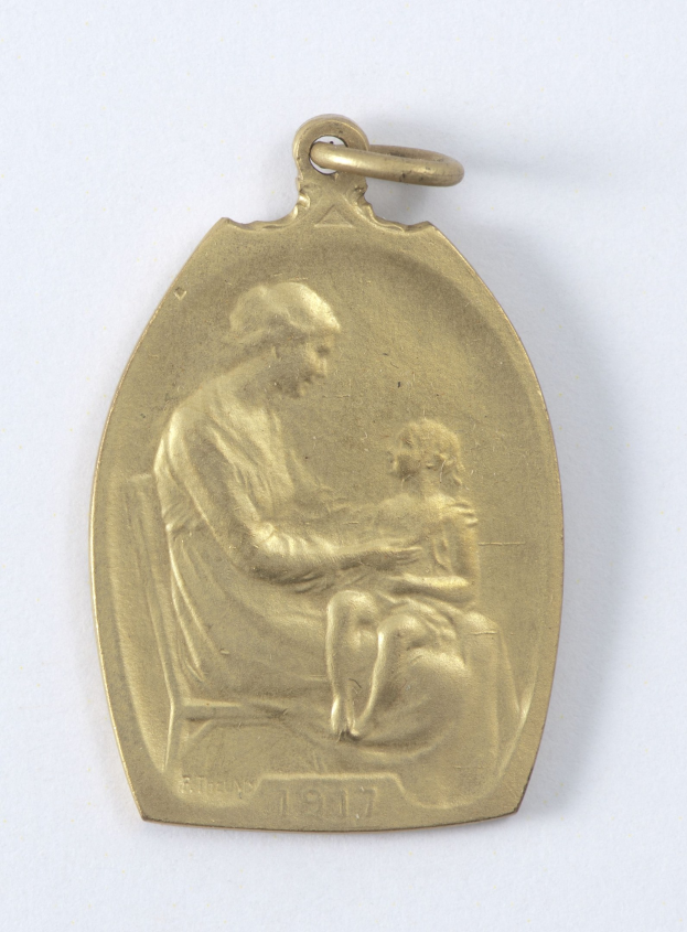 Goldmedaille mit Relief einer Frau in weißem Kleid mit Haarknoten, die ein Kind hält, beide gegenseitig sanft ansehend, mit 'Mutter und Kind' in Kursivschrift beschriftet.